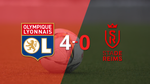 Olympique Lyon fue contundente y goleó 4-0 a Stade de Reims