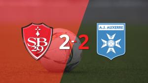 Auxerre empató 2-2 ante Stade Brestois con doblete de Gaëtan Perrin