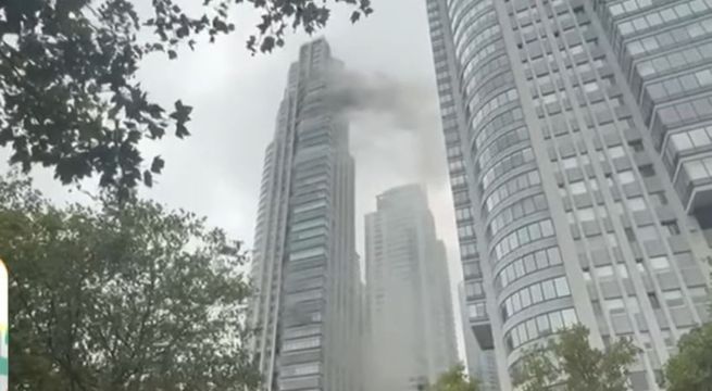 Incendio afecta a edificio de 30 pisos en Buenos Aires: hay 100 personas evacuadas