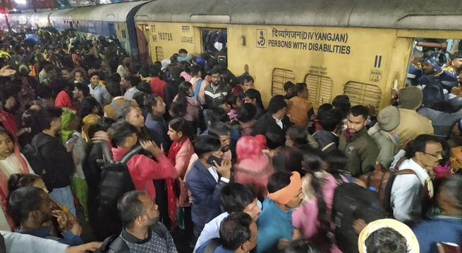 Estampida en estación de tren en Nueva Delhi deja al menos 18 muertos