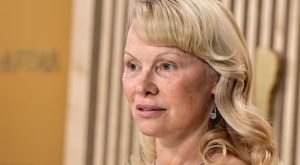 Pamela Anderson captó las miradas al aparecer con nuevo look y cero maquillaje en los SAG Awards 2025