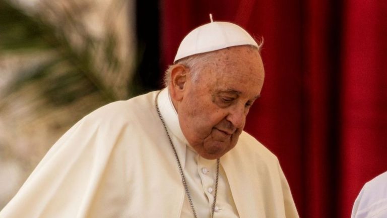 Papa Francisco sigue en estado crítico, según nuevo comunicado del Vaticano