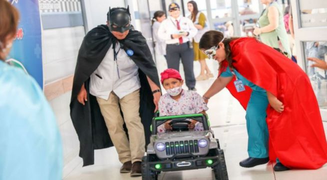 Médicos se disfrazan de superhéroes para brindar fuerza y esperanza a niños con cáncer