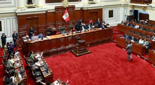 Una congresista se cayó y otra realizó manualidades en primer Pleno del año