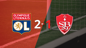 Olympique Lyon supera por 2-1 a Stade Brestois tras dar vuelta el partido