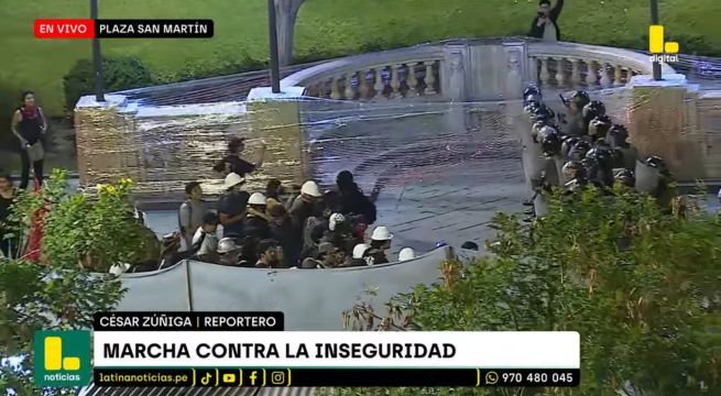 Manifestantes se enfrentan a policías en la Plaza San Martín [VIDEO]