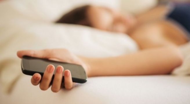 Esto te puede pasar si duermes con el celular en la mano o debajo de la almohada