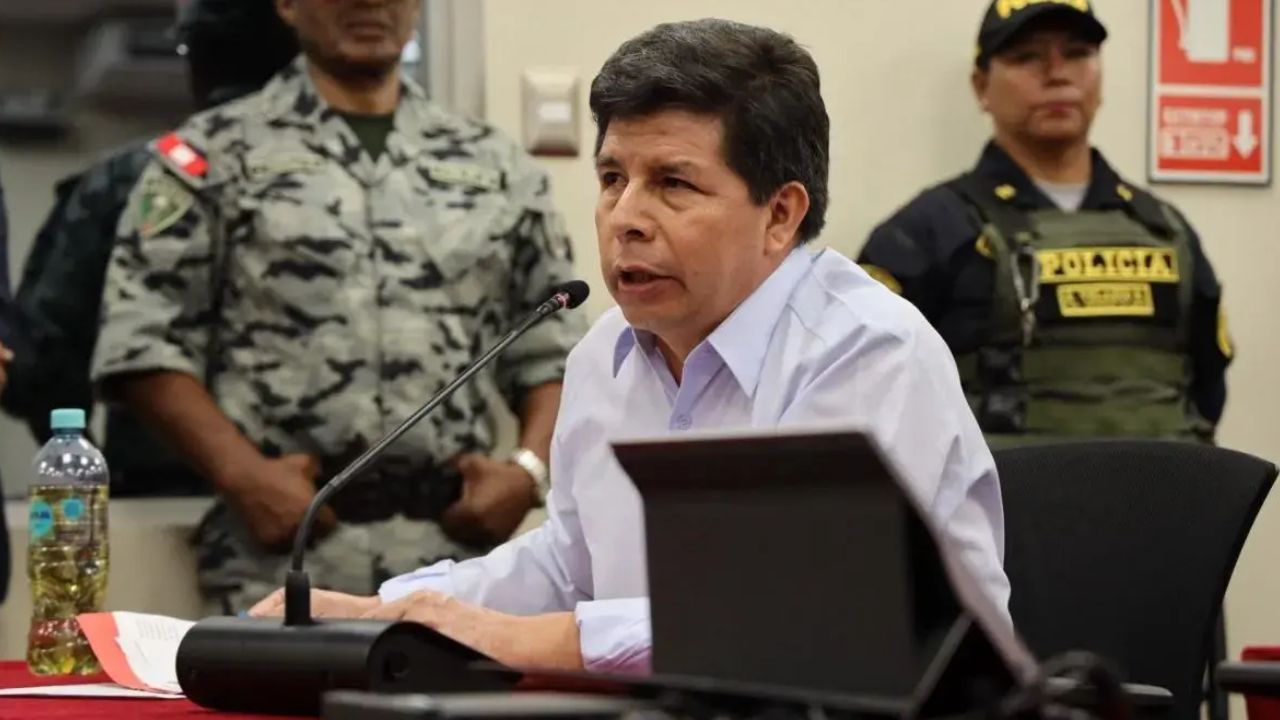 Pedro Castillo se presenta sin abogado en juicio oral por golpe de Estado, pero le asignan uno de oficio